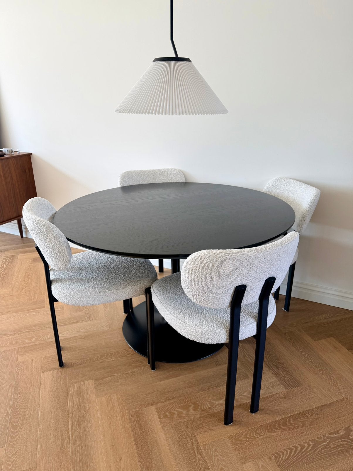 WOOOD ronde eettafel met 4 Westwing eetkamerstoelen, Huis en Inrichting, Tafels | Eettafels, Ophalen, 100 tot 150 cm, Rond, Zo goed als nieuw