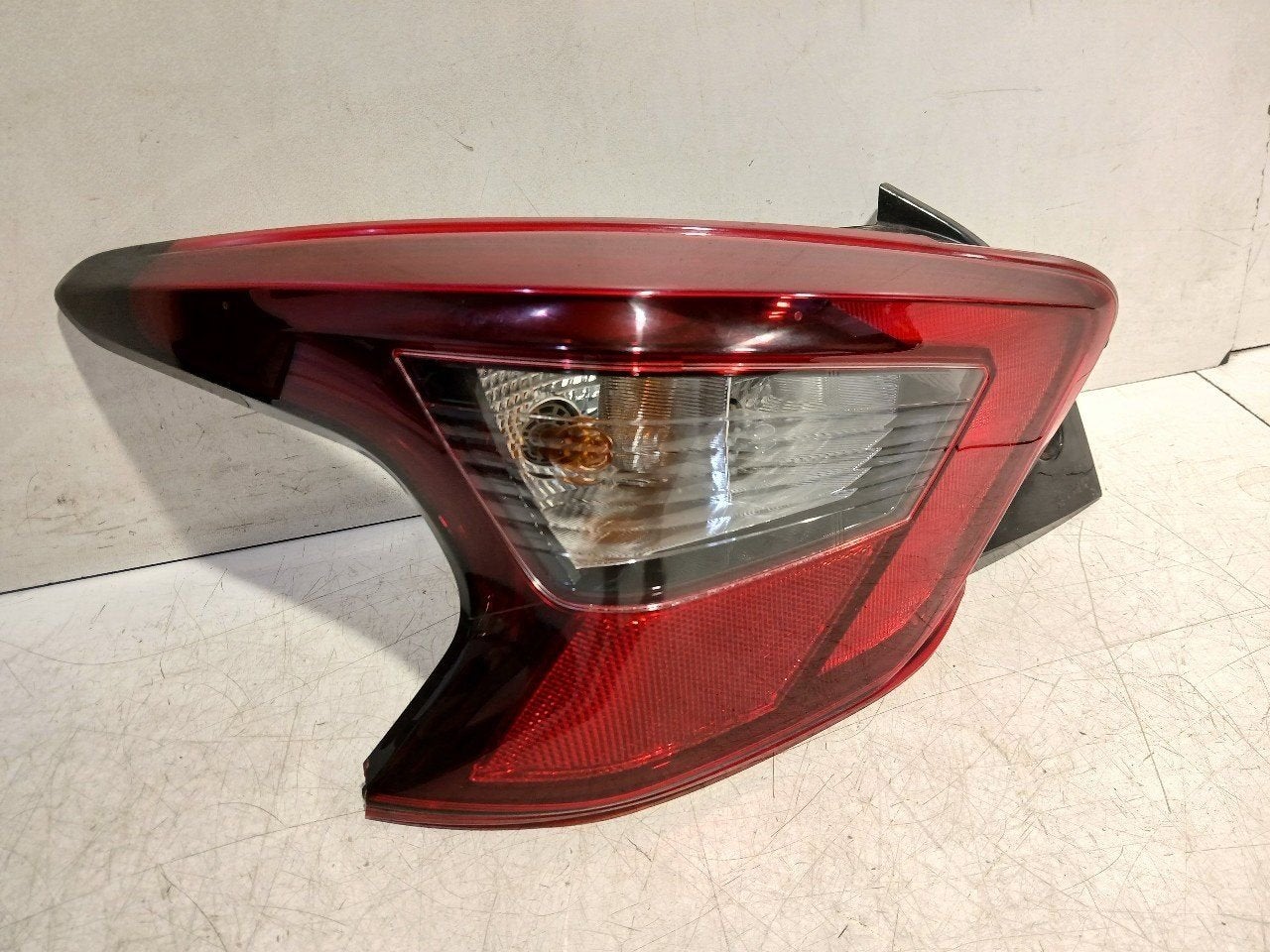Achterlicht links buiten Nissan Micra, Onderdelen@venauto.nl, Van der Ven Autorecycling B.V., Gebruikt, Ettenseweg 76, 4706 PB Roosendaal, The Netherlands