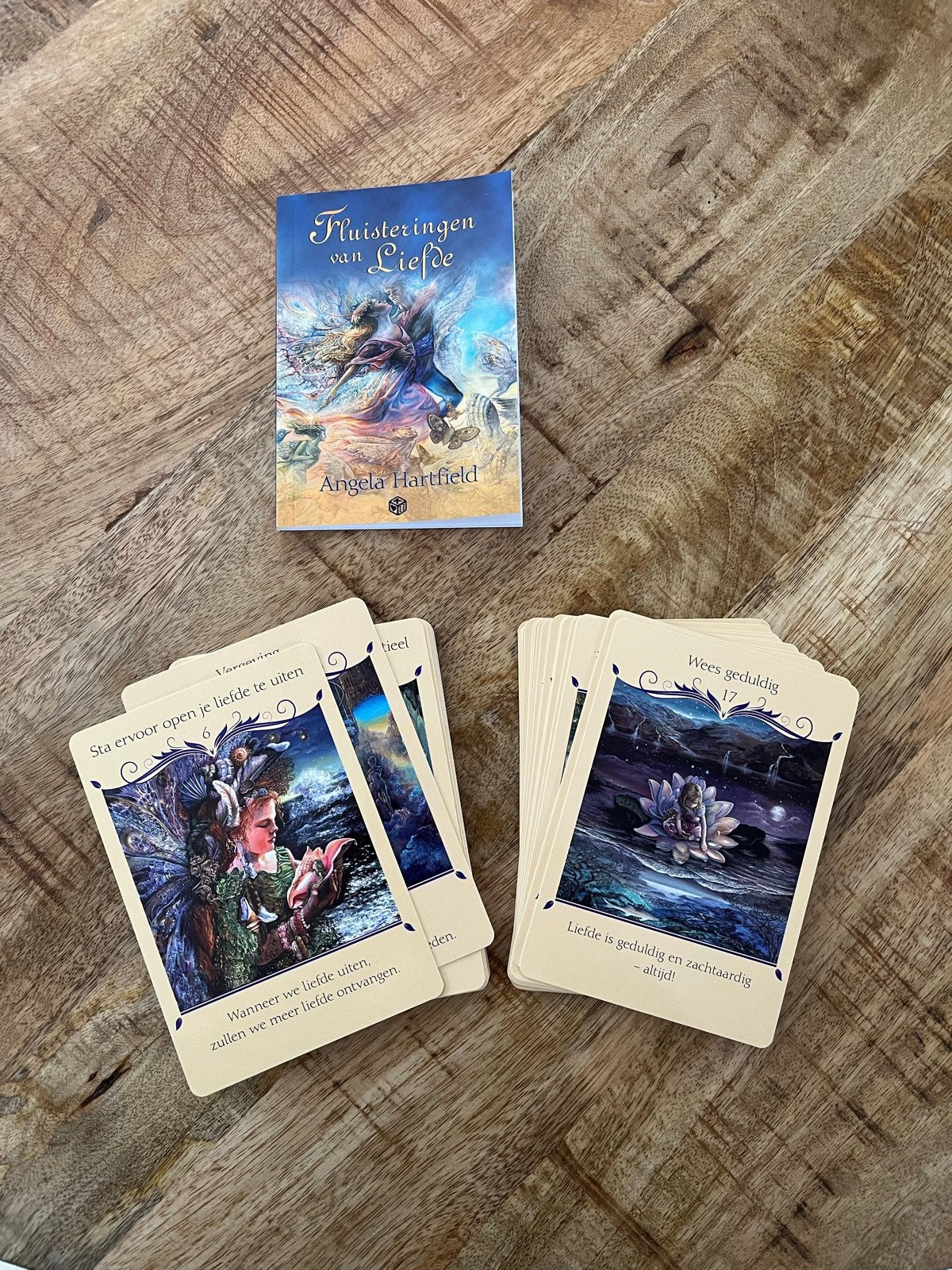 Fluisteringen van Liefde Tarotkaarten Set - Angela Hartfield, Boeken, Ophalen of Verzenden, Zo goed als nieuw, Tarot of Kaarten leggen