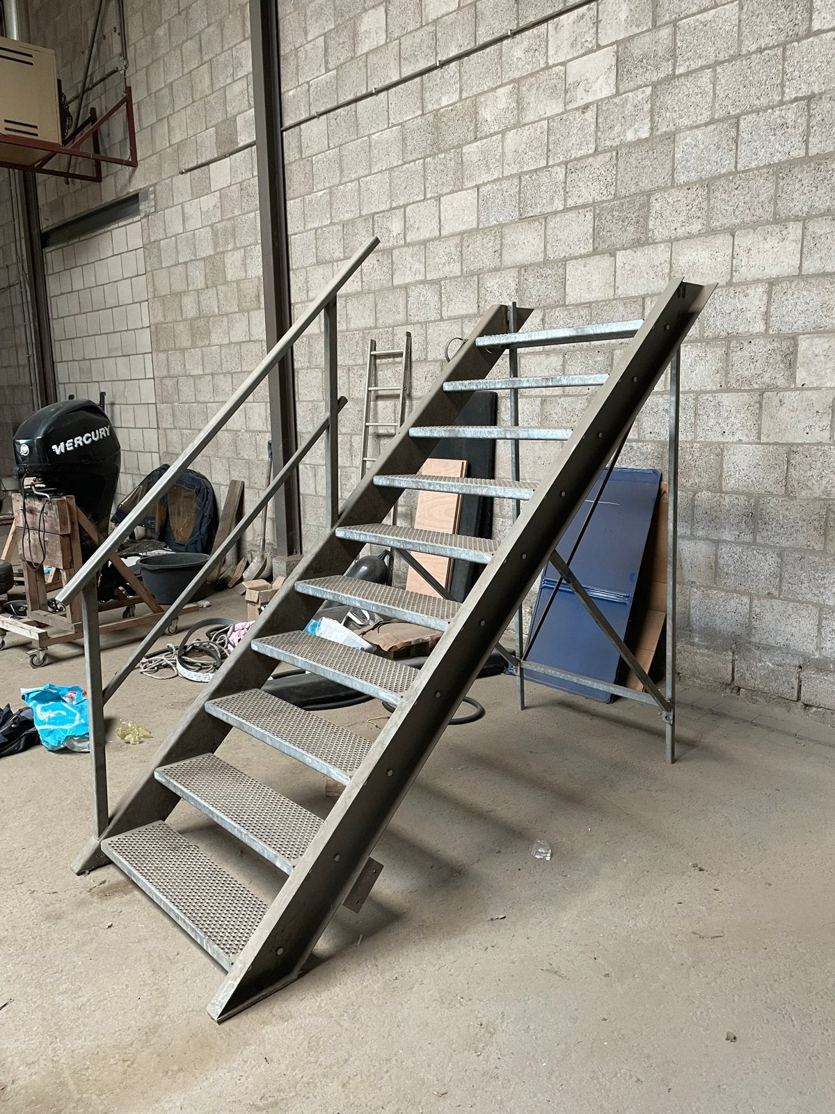 Stevige stalen trap met leuning -, Doe-het-zelf en Verbouw, Ladders en Trappen, Ophalen of Verzenden, Gebruikt, Trap, 2 tot 4 meter