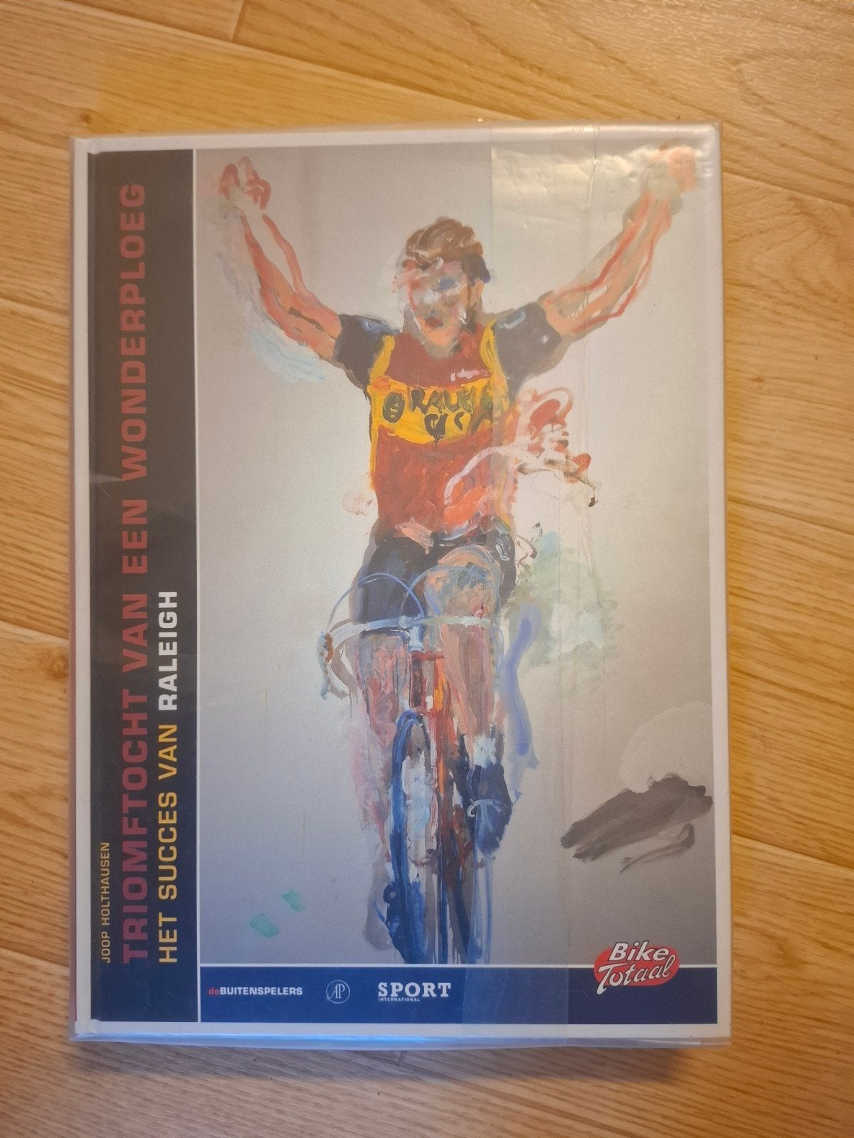 Triomftocht van een Wonderploeg - Het succes van Raleigh, Boeken, Ophalen of Verzenden, Zo goed als nieuw, Joop Holthausen, Lopen en Fietsen