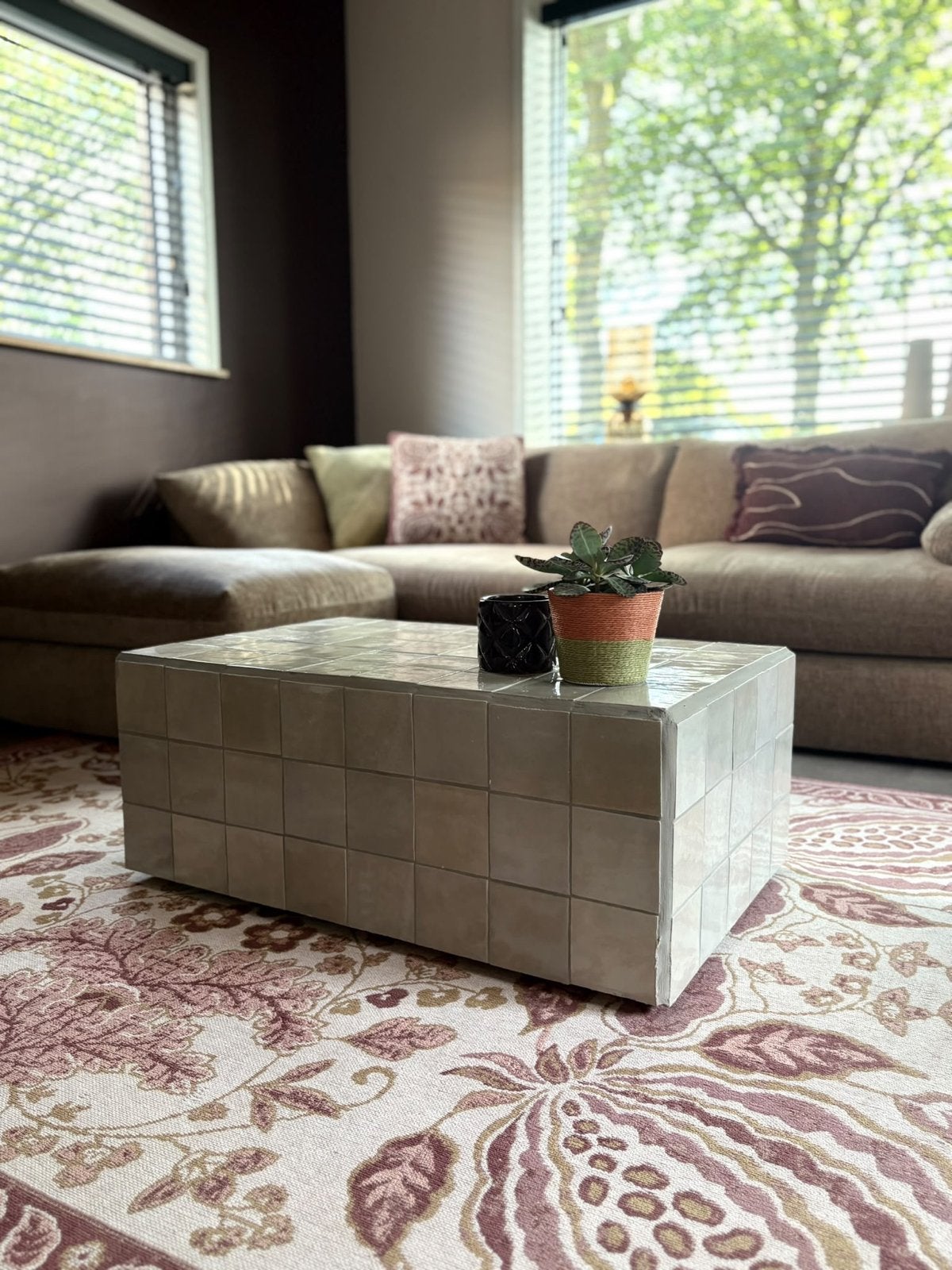 Foto 3 van Salontafel van keramieken tegeltjes - Taupe (80x50x30cm)