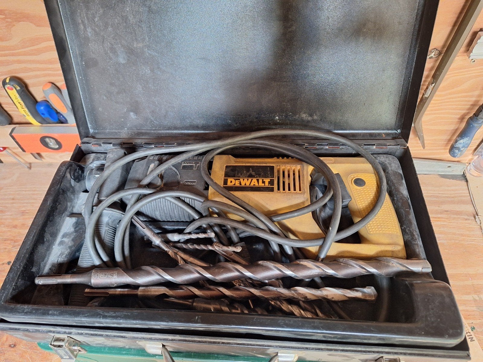 DeWalt Boorhamer - hapert, koolstofborstels nodig, Ophalen, Boor- en/of Breekhamer, Klopboormechanisme, Gebruikt