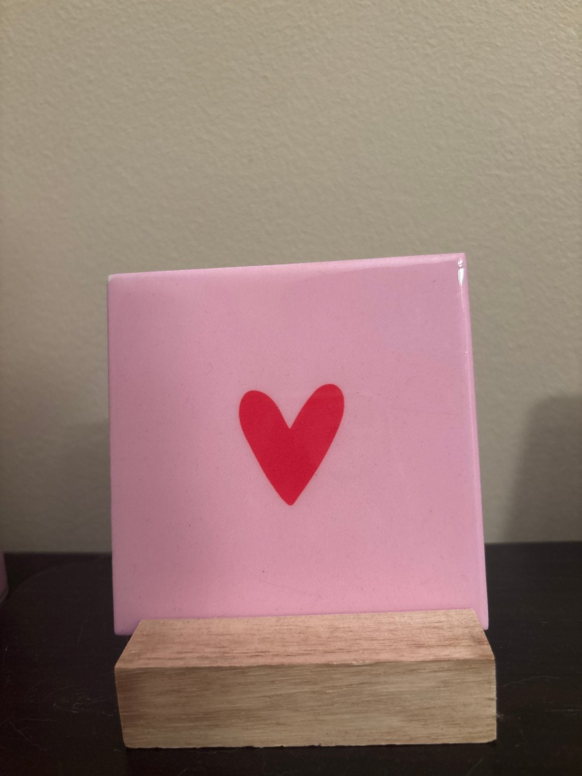 Roze tegel met rood hart op houten standaard, Ophalen, Roze, Zo goed als nieuw, Modern