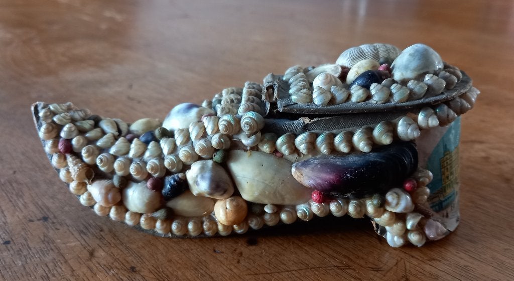 Oud schelpendoosje in de vorm van een schoen souvenir uit GB, Antiek en Kunst, Curiosa en Brocante, Verzenden