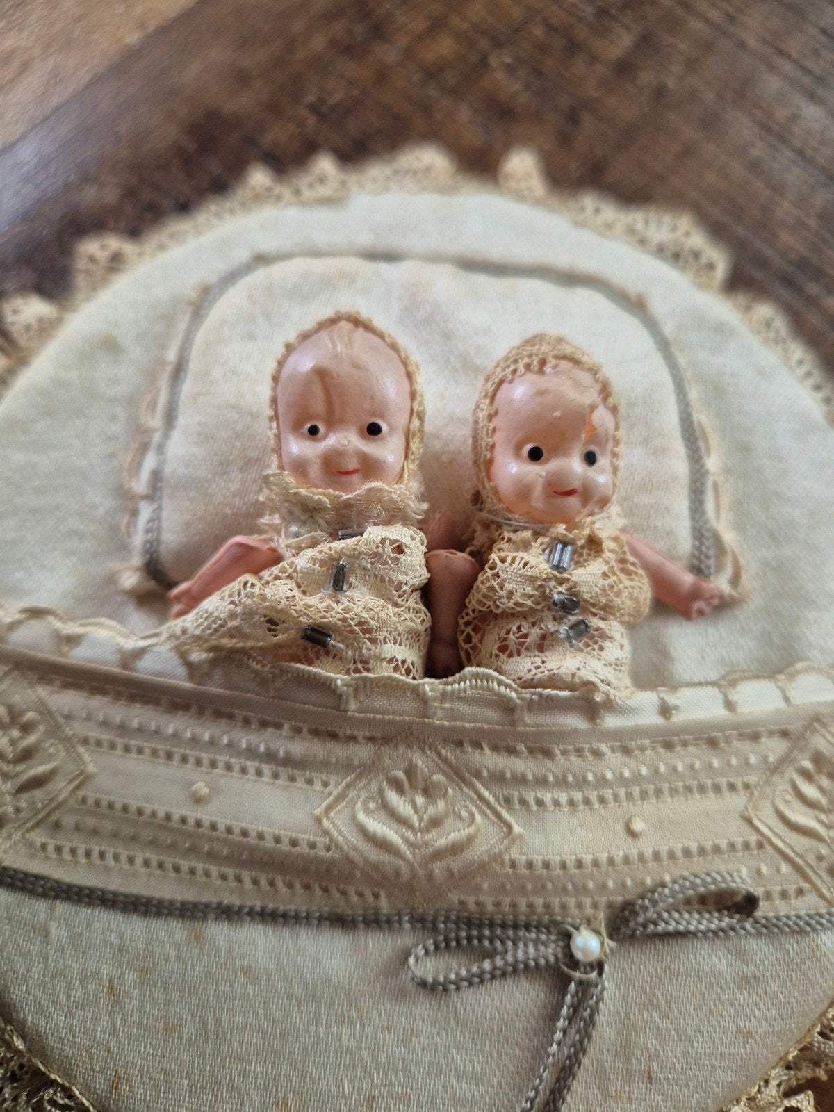 2 antieke celluloid popjes op ronde kussen, Verzamelen, Poppen, Ophalen of Verzenden, Gebruikt, Pop