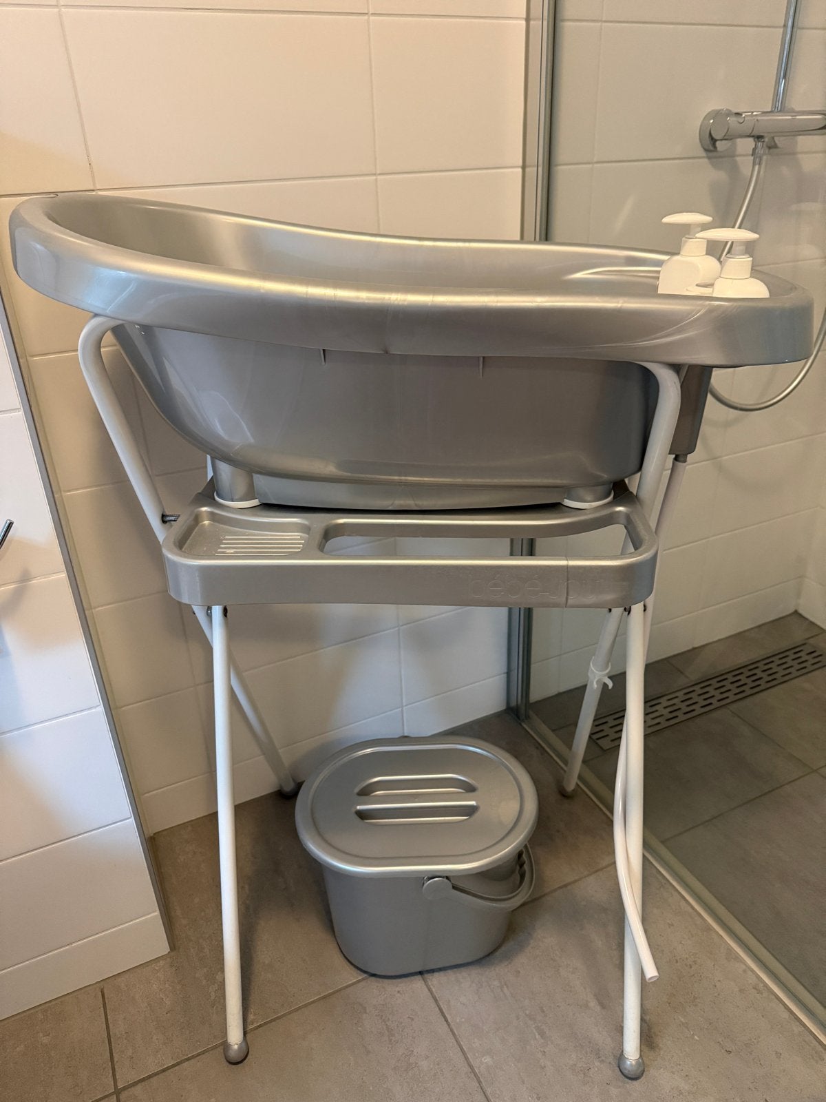 Bébé-jou Babybadje Zilver met Standaard en Badzitje, Kinderen en Baby's, Badjes en Verzorging, Ophalen, Gebruikt, Badje, Bébé-jou