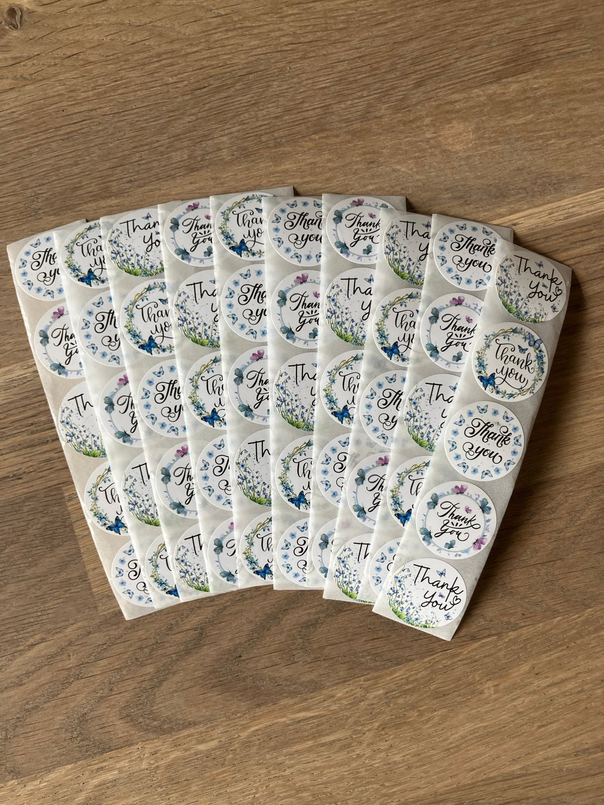 50 Thank You Stickers 2,5 cm - Vlinders & Bloemen, Hobby en Vrije tijd, Ophalen of Verzenden, Nieuw, Meerdere stickers