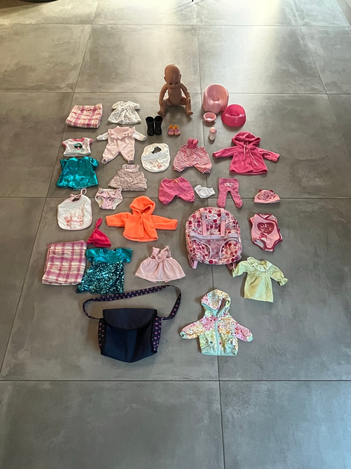 Baby Born pop met uitgebreide kleding- en accessoire set, Ophalen of Verzenden, Gebruikt, Babypop