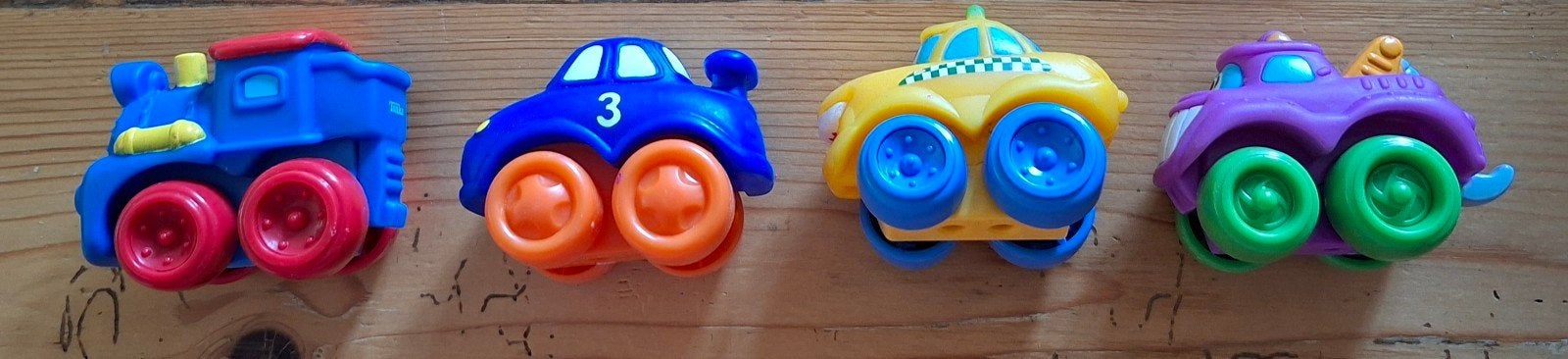 Set 3x auto/1x trein tv serie cars kunststof hasbro 2005, Ophalen of Verzenden, Nieuw, Foto of Kaart