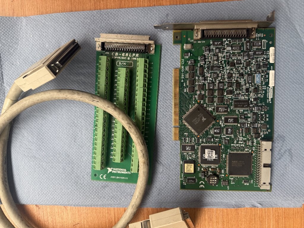 National Instruments PCI-MIO-16E-4 DAQ-kaart met toebehoren, Ophalen, Gebruikt, 11500 N Mopac Expy, Austin, TX 78759, USA, Info@ni.com