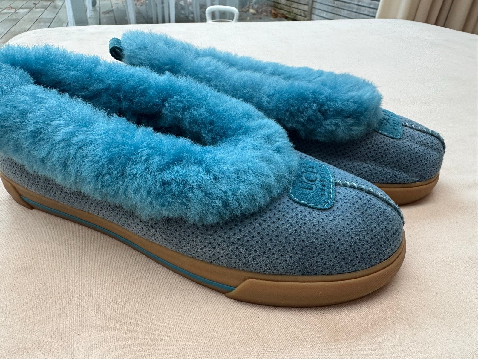Nieuwe UGG pantoffels/instappers - Maat 38 - Suède/Wol, Kleding | Dames, Ophalen of Verzenden, Nieuw, Blauw, Pantoffels of Sloffen
