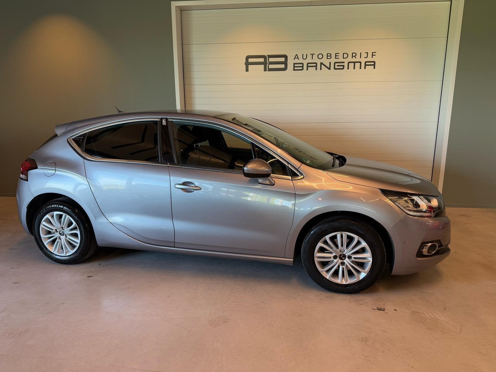 DS 4 1.2 PureTech CHIC/APPLE CARPLAY/CLIMA AIRCO/NAVIGATIE/L, Stof, 1199 cc, Met garantie (alle), Bedrijf