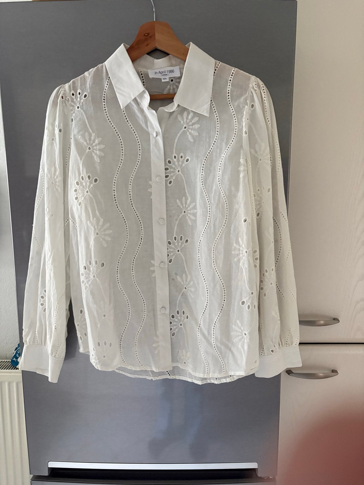 Witte blouse met borduursels - In April 1986, Ophalen of Verzenden, Zo goed als nieuw, Maat 38/40 (M), Wit