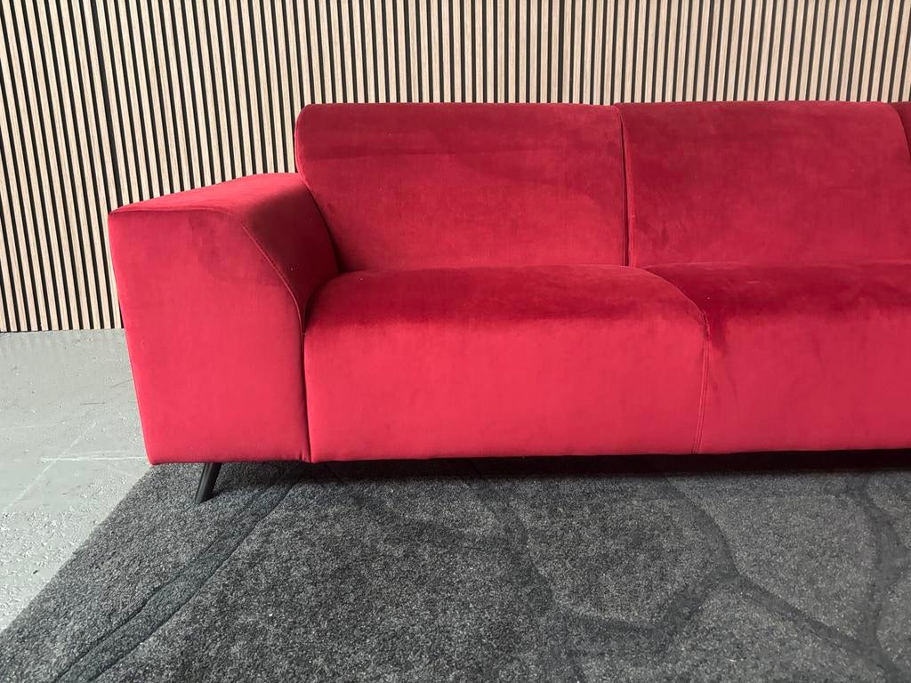 GRATIS LEVERING Velvet Hoekbank Rood 270x195 SHOWMODEL, 250 tot 300 cm, Hoekbank, Nieuw, Ophalen of Verzenden