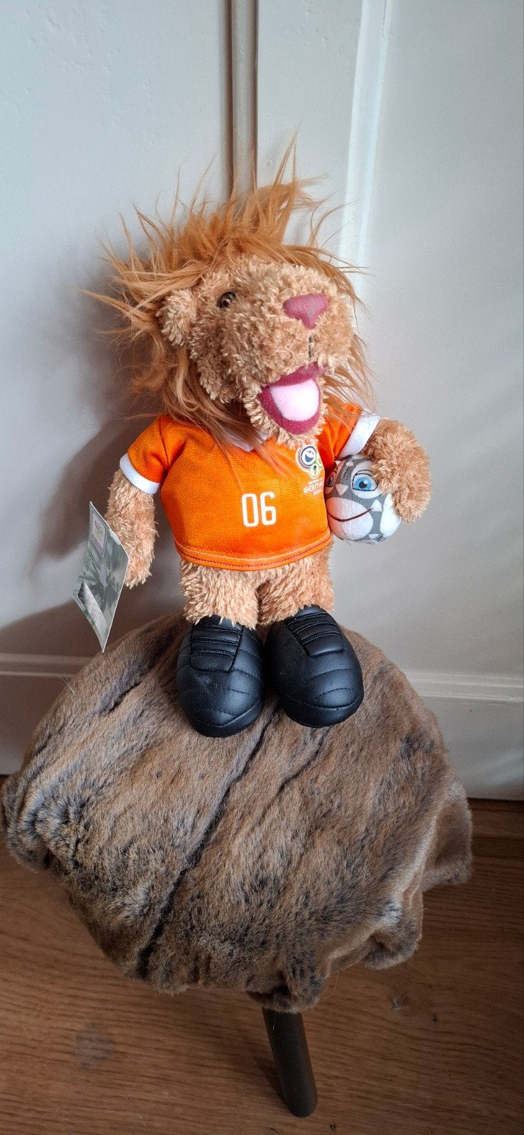 NICI Leeuw Knuffel Oranje Voetbalshirt GOLLED 06, NICI, Ophalen of Verzenden, Zo goed als nieuw, Middelgroot (20 tot 80 cm)