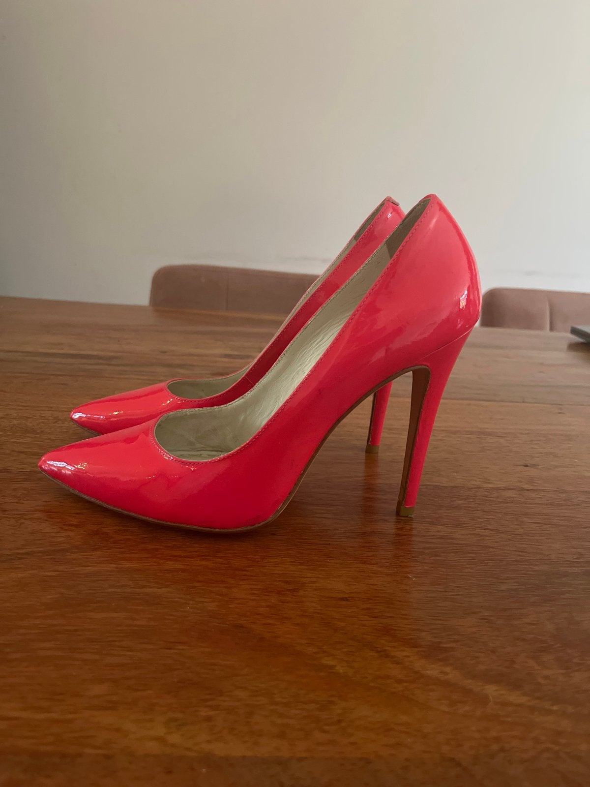 Alice + Olivia felroze lakleren pumps maat 39,5, Kleding | Dames, Pumps, Ophalen of Verzenden, Zo goed als nieuw, Roze