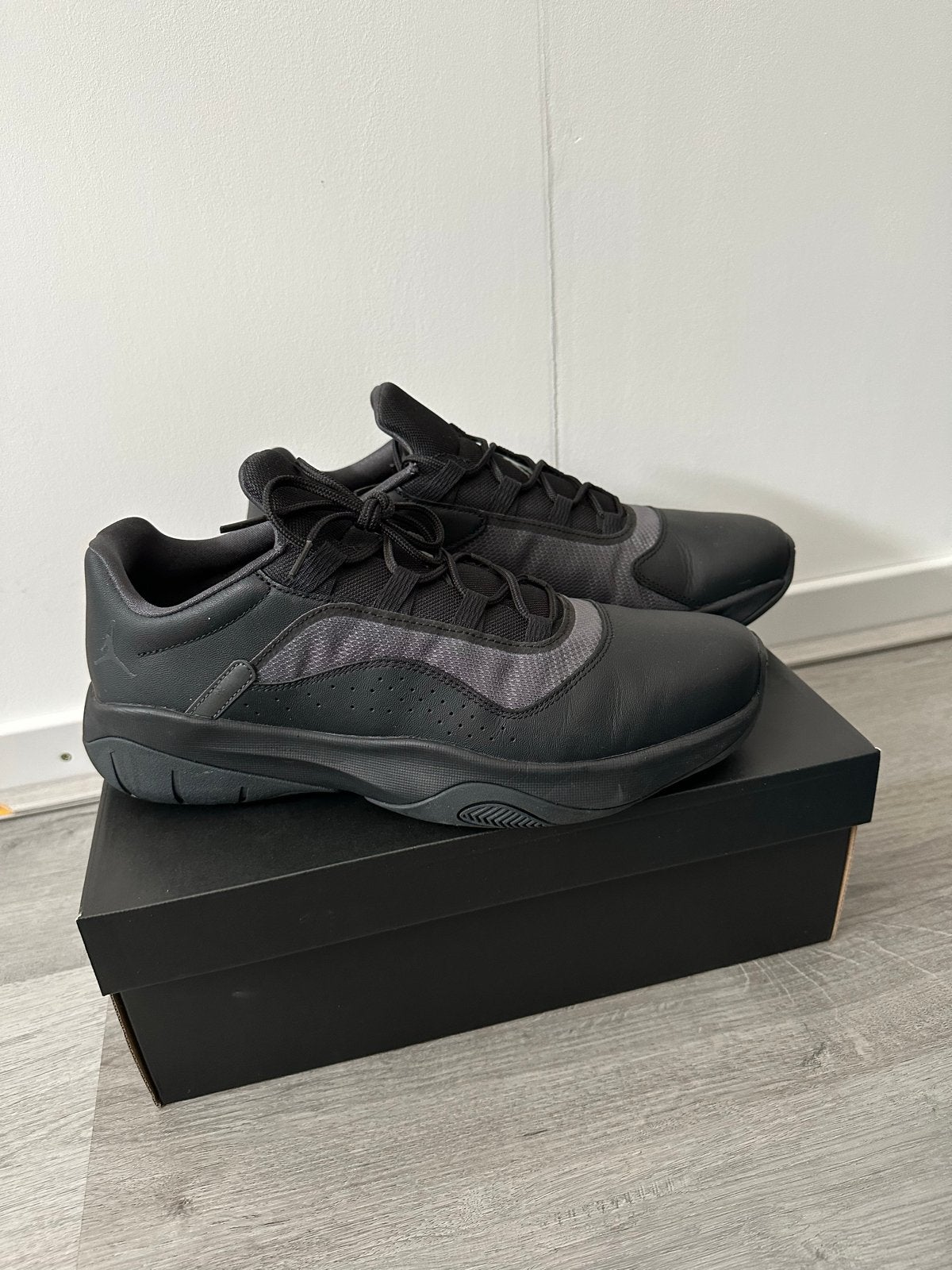 Nieuwe Jordan 11 CMFT Low - Zwart/Antraciet maat 46, Ophalen of Verzenden, Nieuw, Zwart, Sneakers of Gympen