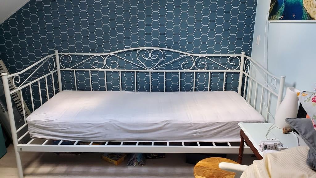 Wit metalen bed (bedbank), Ophalen, 90 cm, Eenpersoons, Wit