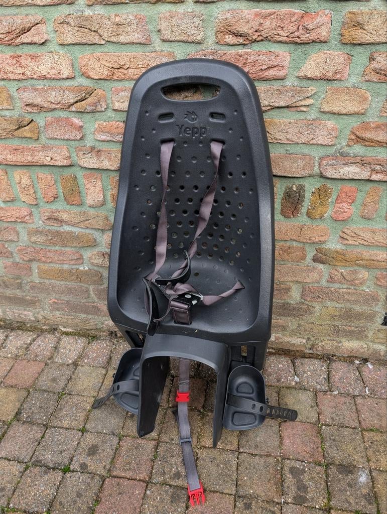 Yepp Achterzitje Fiets - Zwart, Fietsen en Brommers, Fietsaccessoires | Fietsstoeltjes, Gebruikt, Achterzitje, 9 t/m 36 kg, Voetsteuntjes
