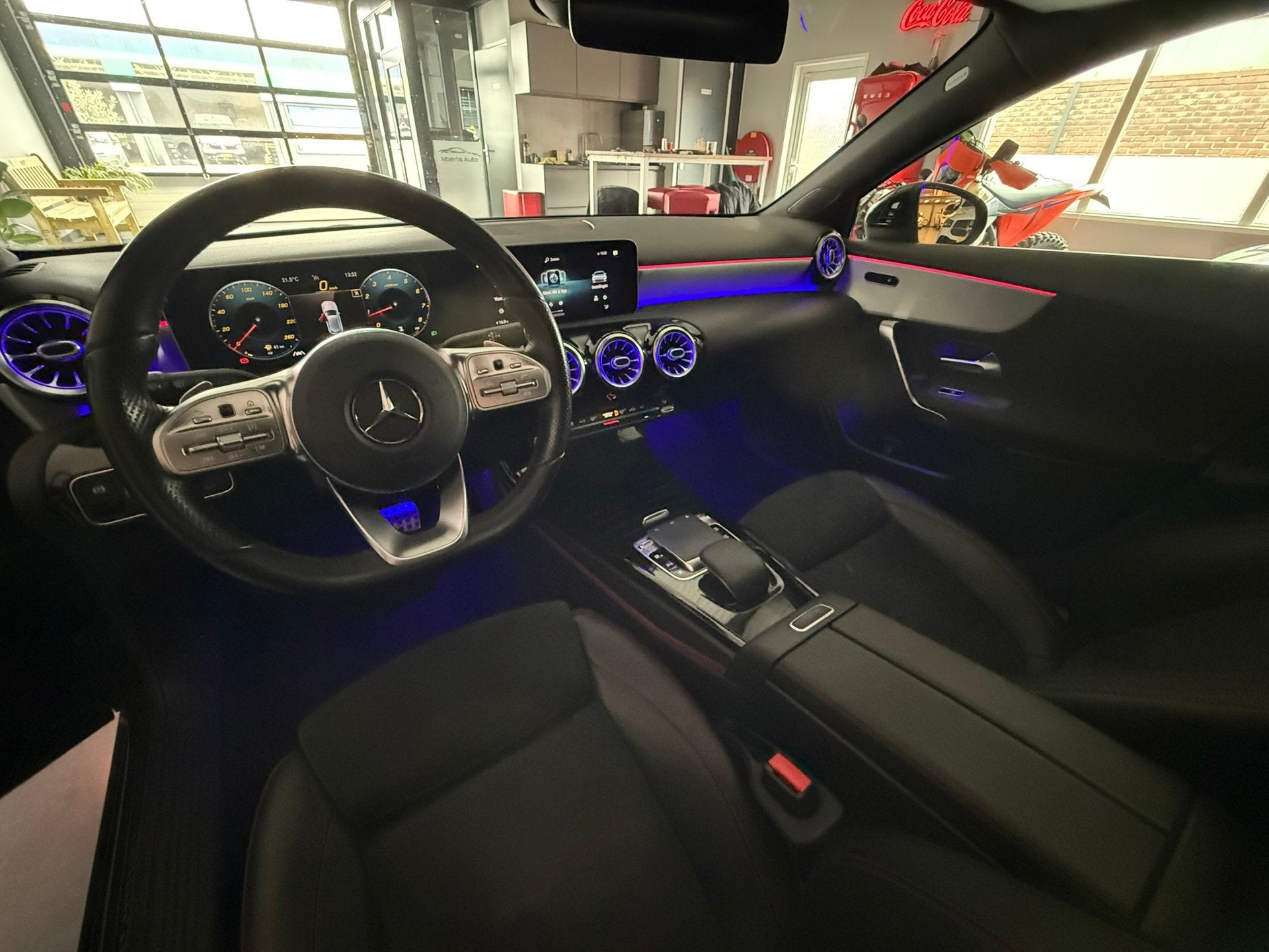 Mercedes-Benz A-klasse 200 Advantage AMG | PANO | SFEER | AU, Auto's, Gebruikt, 4 cilinders, 1600 kg, Automatische klimaatregeling