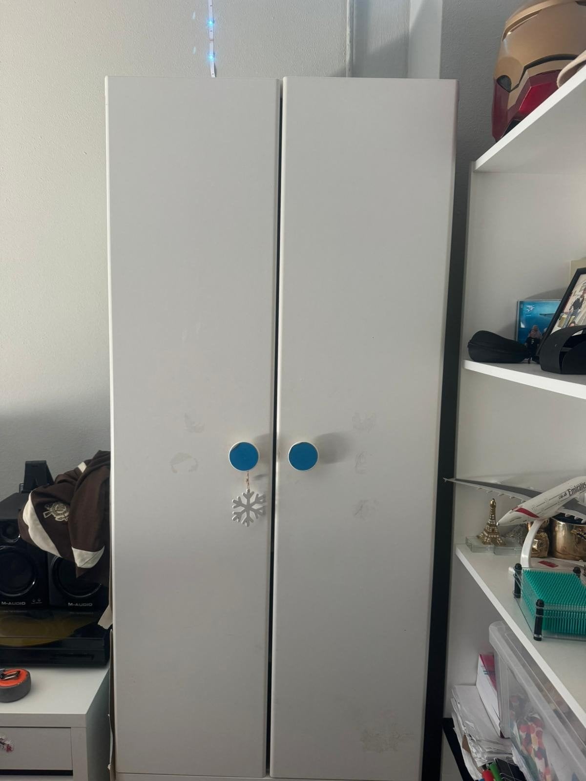Ikea kast voor kinderen - wit met blauwe knoppen, Met deur(en), Gebruikt, Kinderkamer, Modern, 150 tot 200 cm