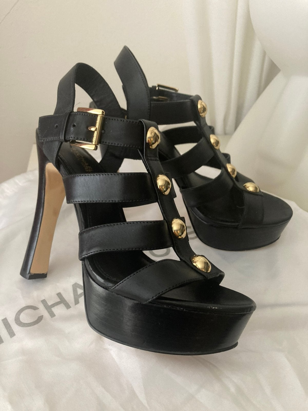 Micheal Kors plateau hakken zwart goudkleurige studs mt 37, Zwart, Ophalen of Verzenden, Zo goed als nieuw, Schoenen met hoge hakken