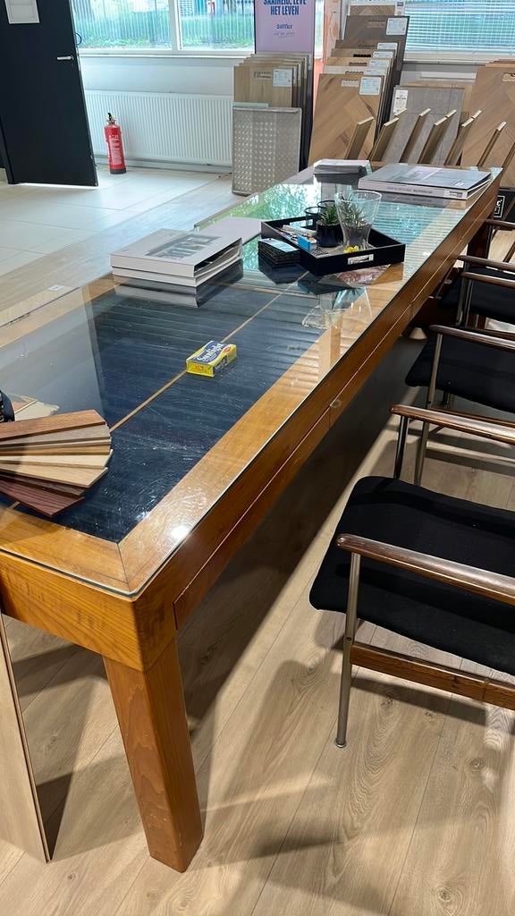 Zeer grote teakhouten vitrine tafel in goede staat, Huis en Inrichting, Ophalen, 200 cm of meer, 50 tot 100 cm, Zo goed als nieuw