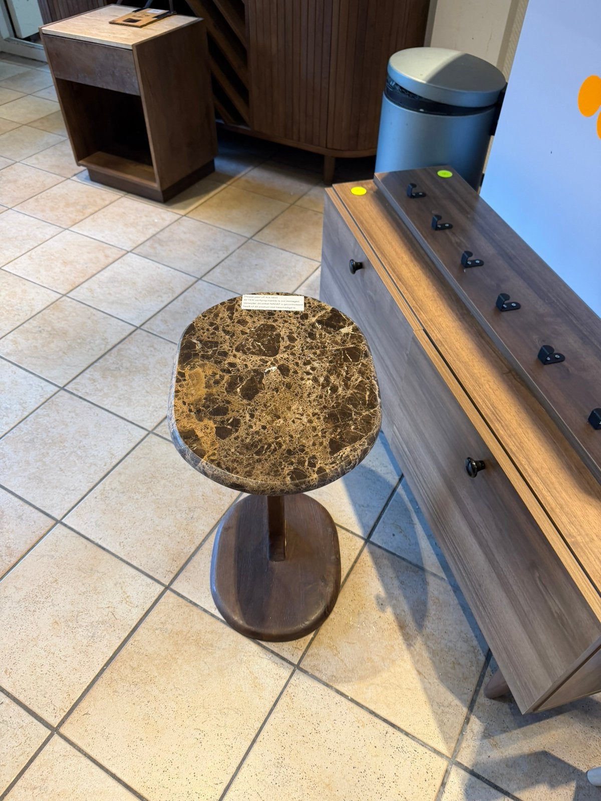 Bijzet tafel Deja Living marmer blad walnoot, Japandi, Minder dan 55 cm, Rond, Nieuw