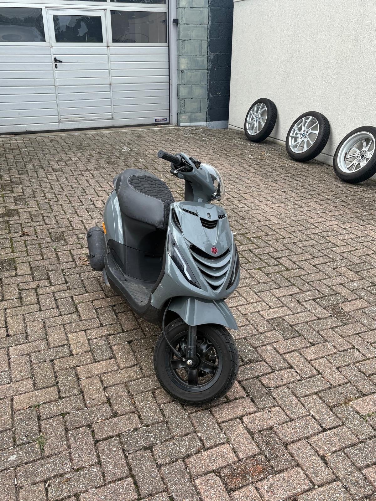 Piaggio Zip Scooter - Grijs - Goede staat, Fietsen en Brommers, Ophalen of Verzenden, Gebruikt, Benzine, Piaggio