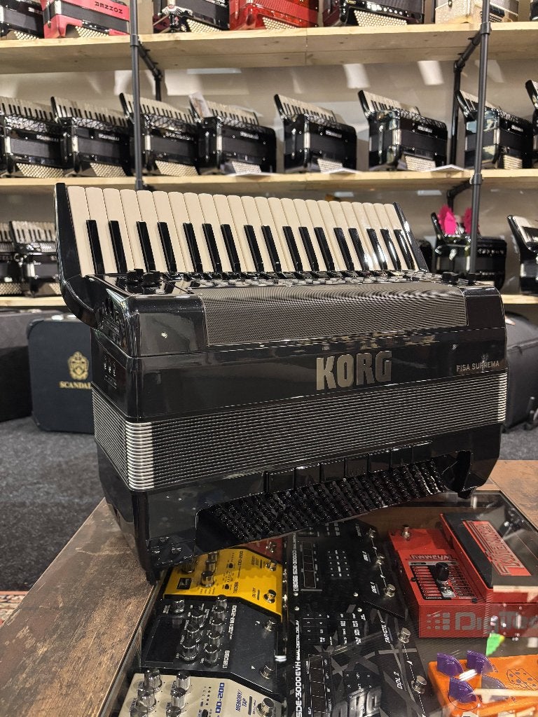 Korg Fisa Suprema – zo goed als nieuw – januari 2026, Muziek en Instrumenten, Accordeons, Met koffer, Toetsaccordeon, Zo goed als nieuw