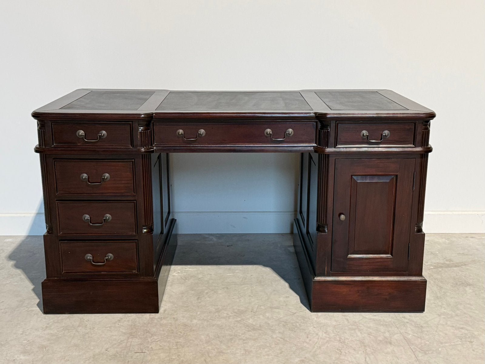 Klassiek Engels bureau #708, Overige typen, 150 cm, Hout, Bruin