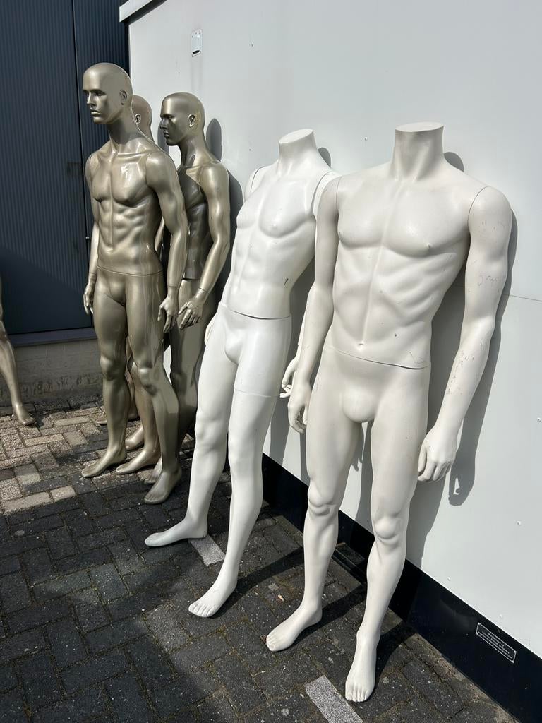 Etalagepoppen voor kledingwinkel, Ophalen