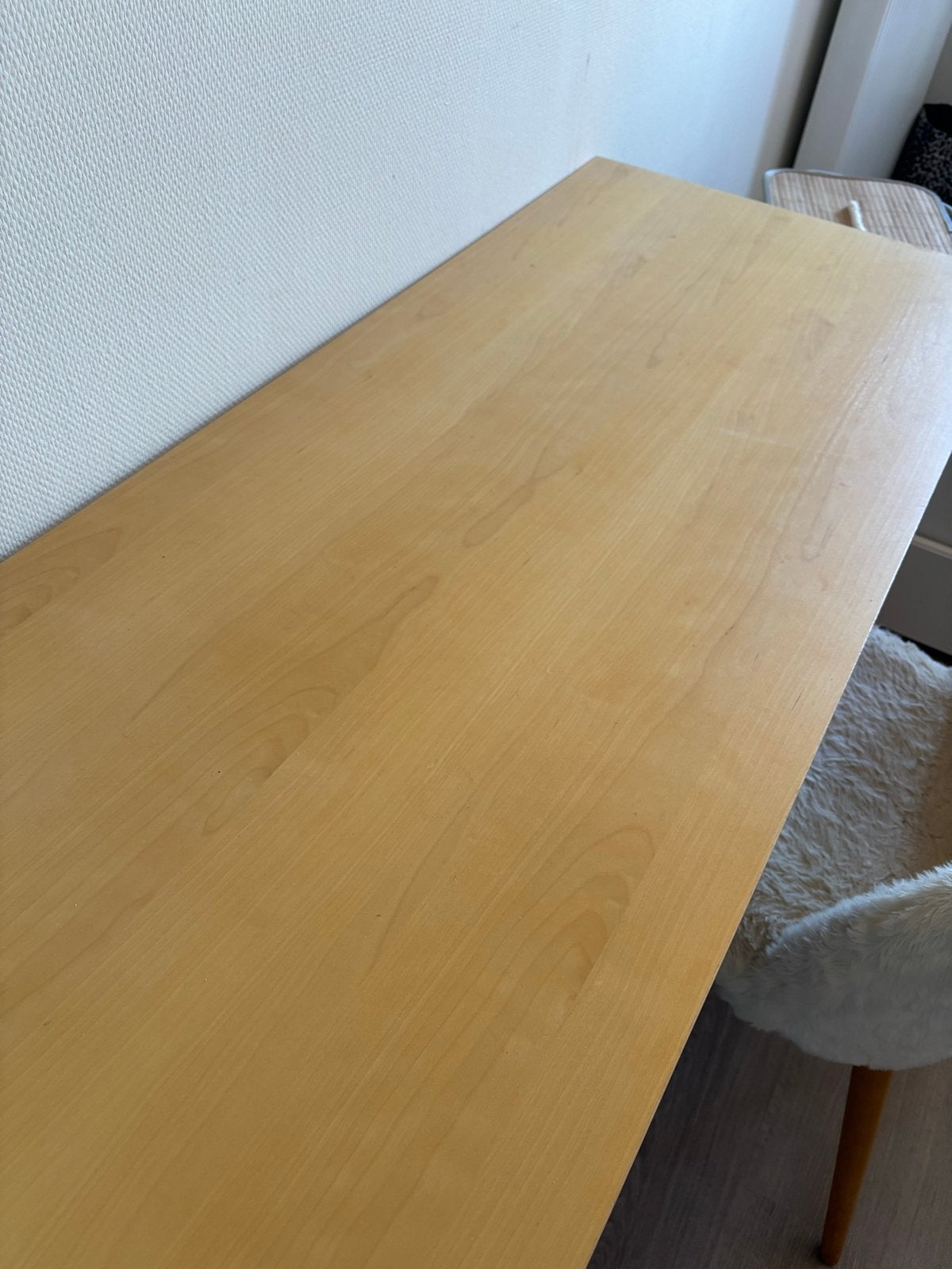Ikea houten bureau met witte poten - 140x60 cm, Huis en Inrichting, Bureaus, Ophalen, Gebruikt, Hout, IKEA
