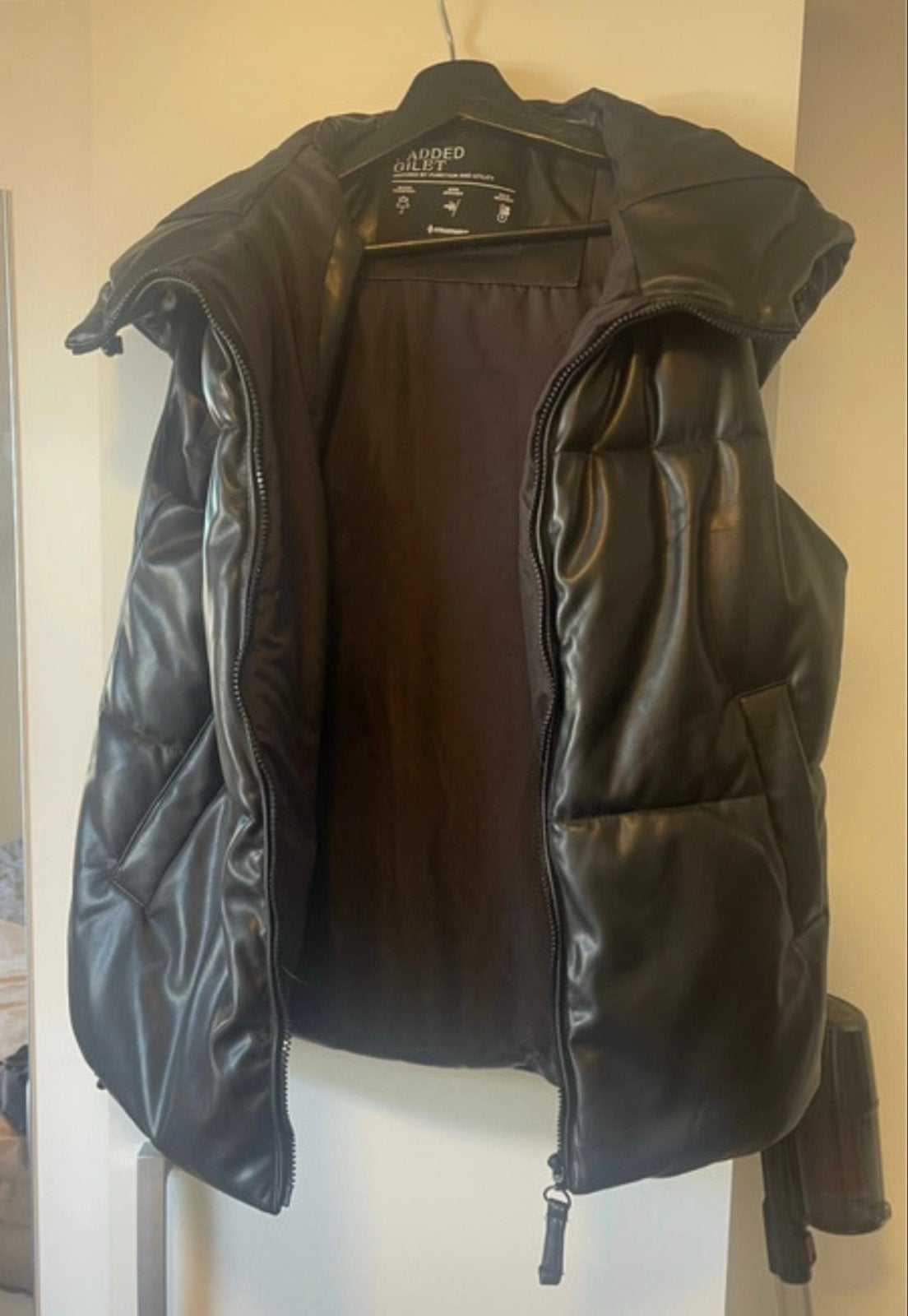 Zwarte gewatteerde bodywarmer met capuchon, Kleding | Dames, Bodywarmers, Verzenden, Zo goed als nieuw, Maat 36 (S), Zwart