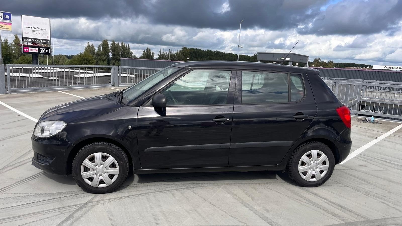 Skoda Fabia 1.2 44KW 2011 Zwart airco, Auto's, Voorwielaandrijving, Stof, 40 €/maand, Airbags
