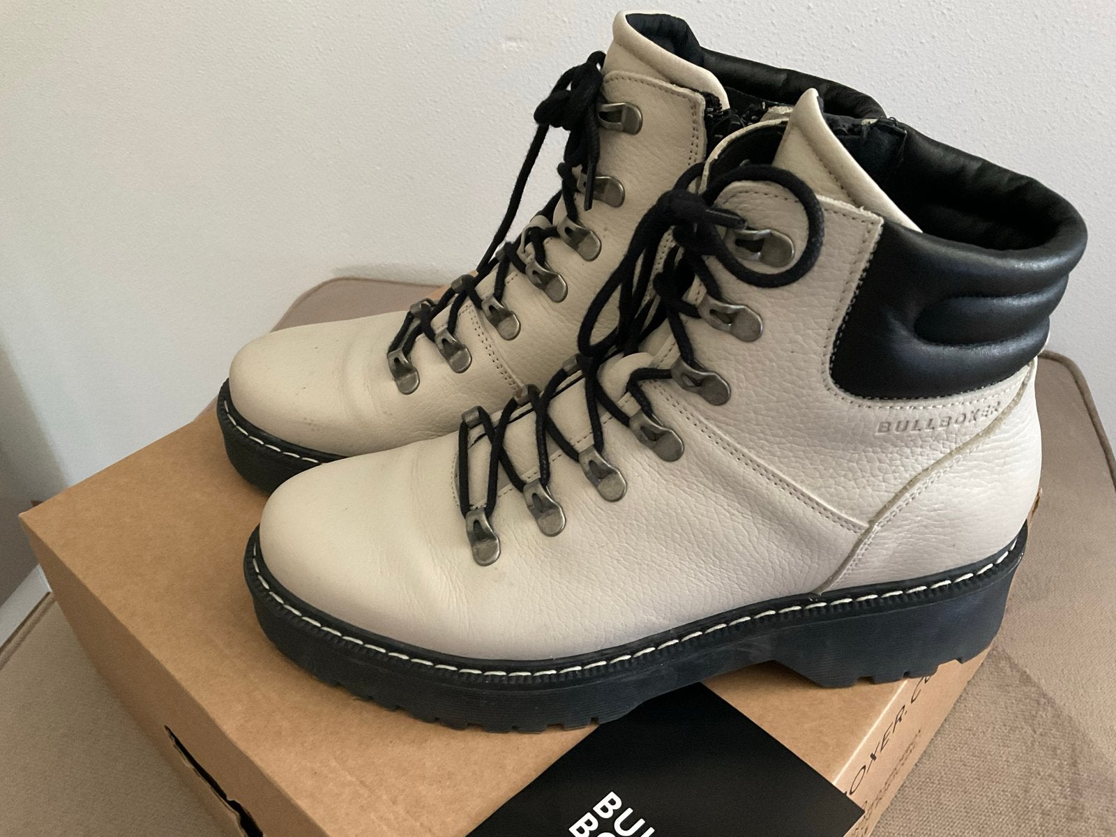 Bullboxer laarzen maat 40 - Crème/Zwart, Kleding | Dames, Schoenen, Ophalen of Verzenden, Gedragen, Beige, Lage of Enkellaarzen