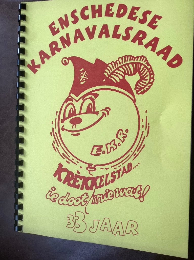 Enschede Carnaval: 33 Jaar E.K.R. Krekkelsstad, Enschedese Karnavalsraad, Ophalen of Verzenden, 20e eeuw of later, Gelezen