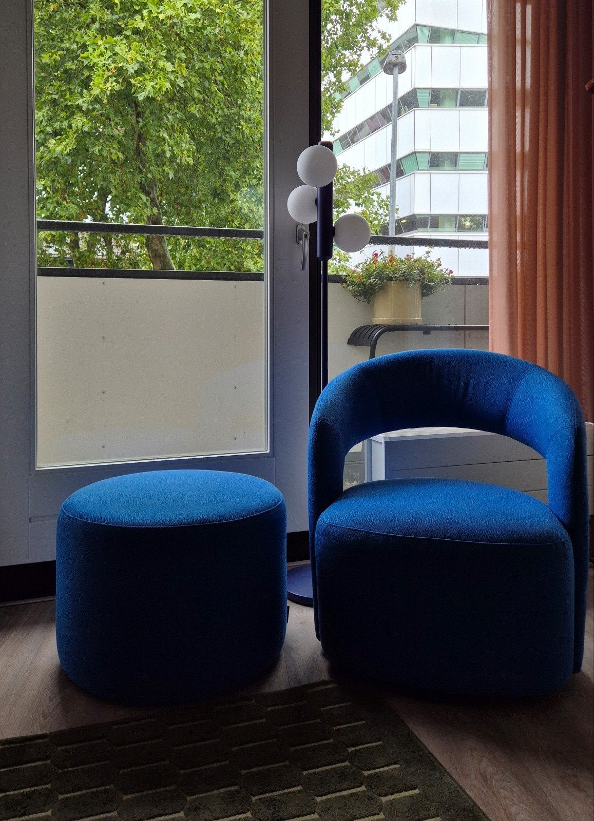 SofaCompany JUDI fauteuil + NO. 9 poef in kobalt blauw, Minder dan 75 cm, Ophalen of Verzenden, Zo goed als nieuw, Stof