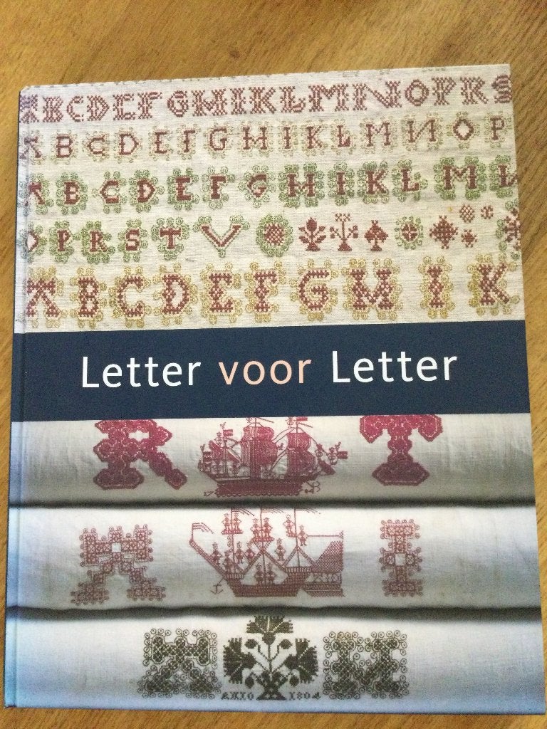 Letter voor letter: merklappen in de opvoeding van Friese me, Hobby en Vrije tijd, Ophalen of Verzenden, Zo goed als nieuw, Handborduren