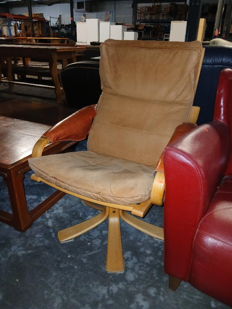 (0533W) Vintage houten draaistoel van P. Schultz & Co. leer, Ophalen, Gebruikt, ., 75 tot 100 cm