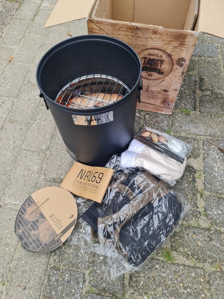 BBQ-set: Grill, gusta schort, briketten & accessoires, Ophalen of Verzenden, Nieuw, NRL69 (schort), ECHT (briketten)