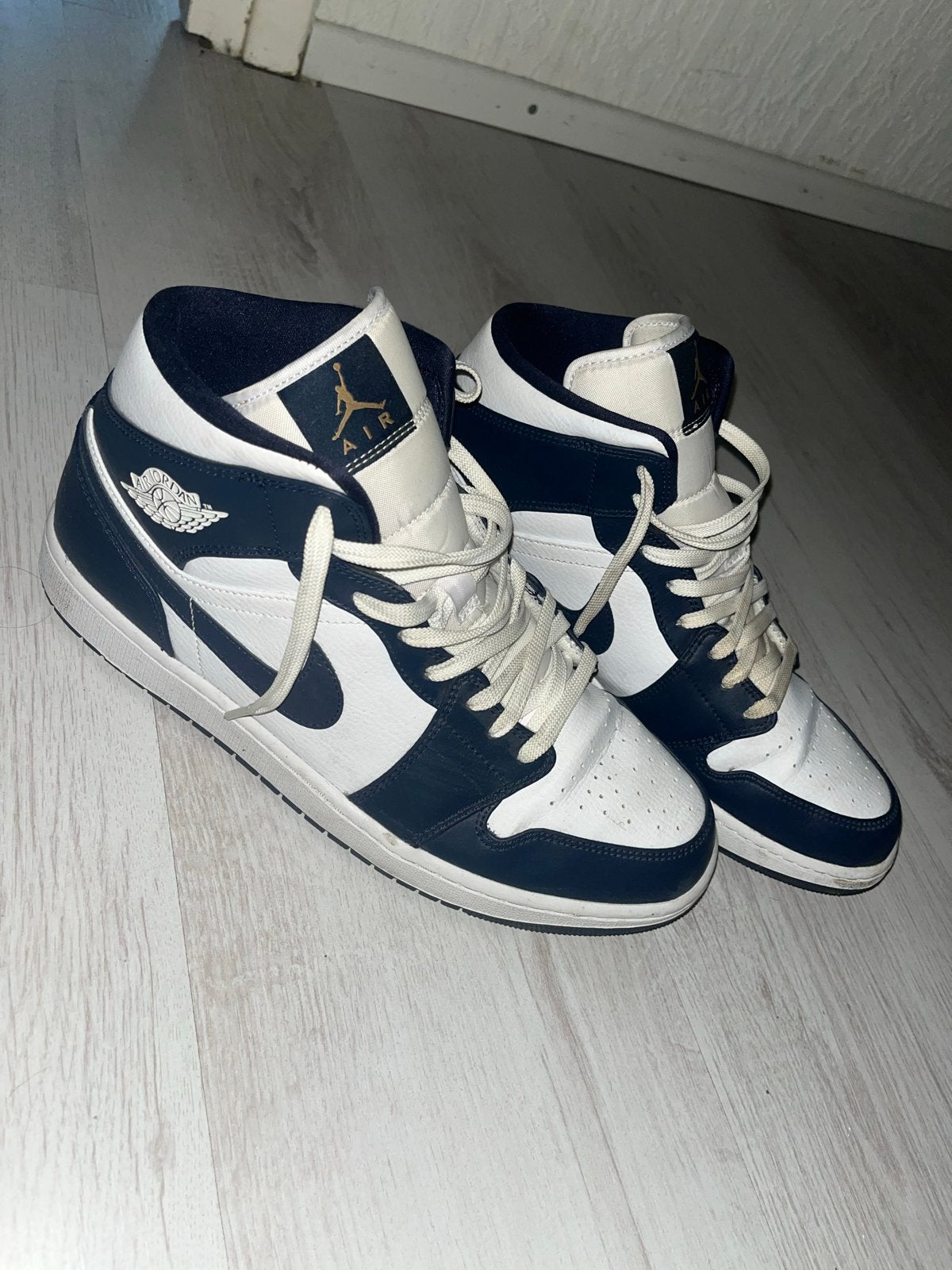 Nike Air Jordan 1 Mid White Metallic Gold Obsidian, Kleding | Heren, Schoenen, Ophalen of Verzenden, Zo goed als nieuw, Blauw