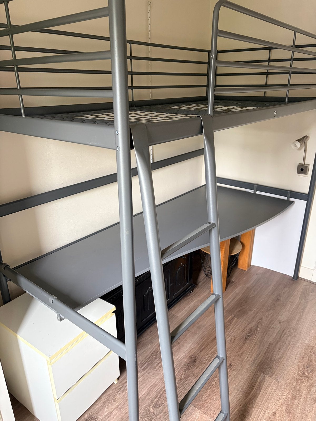 Hoogslaper met bureau - Grijs metalen bed IKEA SVARTA, Ophalen, Gebruikt, Eenpersoons, 200 cm