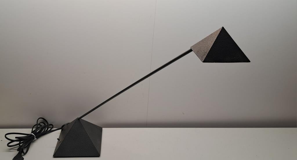 Vintage Vrieland jaren 80 tafellamp - Zwart piramide design, Ophalen of Verzenden, Gebruikt, Metaal