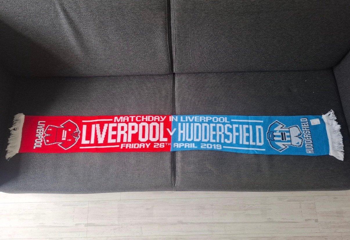 Liverpool Huddersfield Town sjaal, Ophalen of Verzenden, Zo goed als nieuw, Buitenlandse clubs, Vaantje of Sjaal