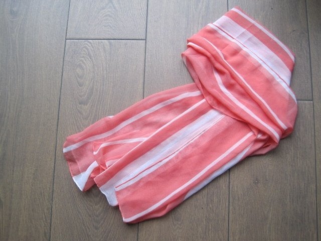 .Sjaal. Rood/wit.105/180 cm. Dunne stof., Ophalen of Verzenden, Zo goed als nieuw, Maat 46/48 (XL) of groter, Sjaal