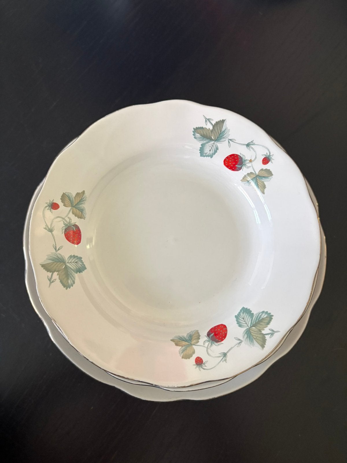 Vintage diepe borden aardbeien decor met goudrand, Huis en Inrichting, Ophalen, Zo goed als nieuw, Bord(en), Overige stijlen