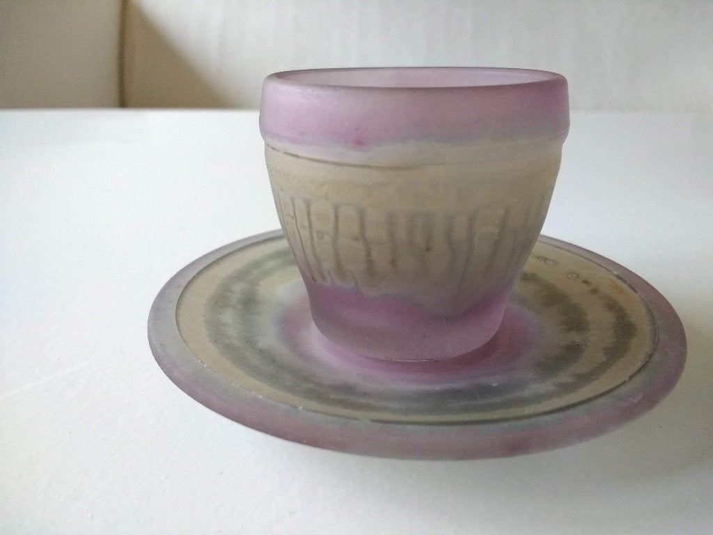 Unieke, Nieuwe Glazen kop en schotel in paars/ grijs/geel, Nieuw, Ophalen of Verzenden, Glas, Overige stijlen