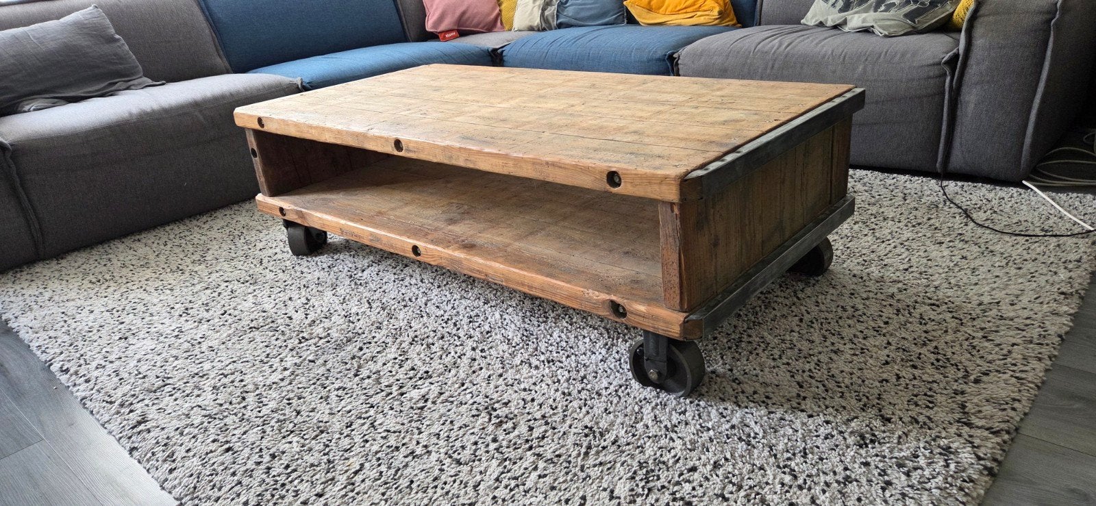 Salontafel van steenschotten met metalen wielen, Gebruikt, 100 tot 150 cm, Industrieel, Landelijk, 50 tot 100 cm